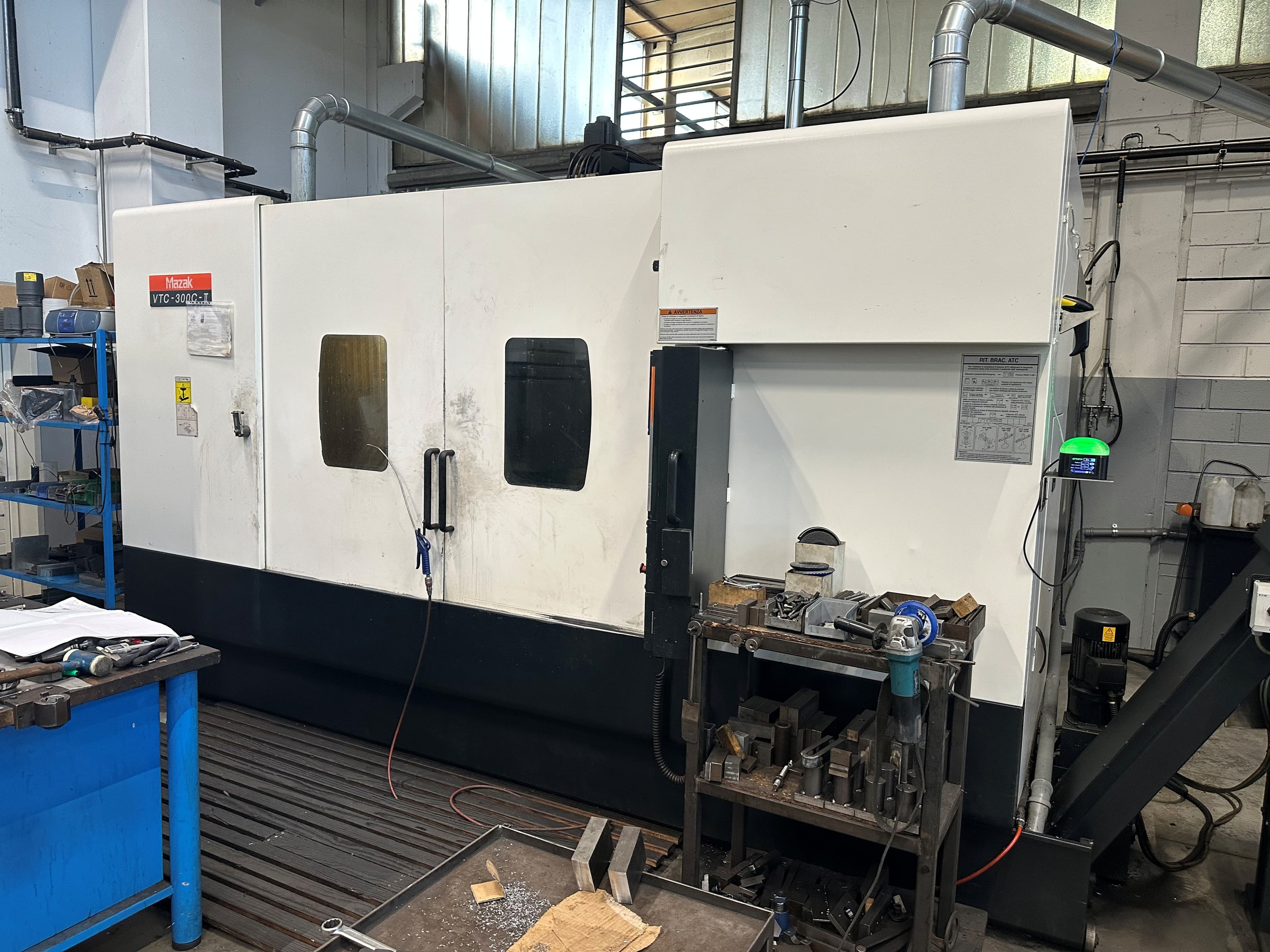 Centro di lavoro verticale a montante mobile Mazak VTC 300C II